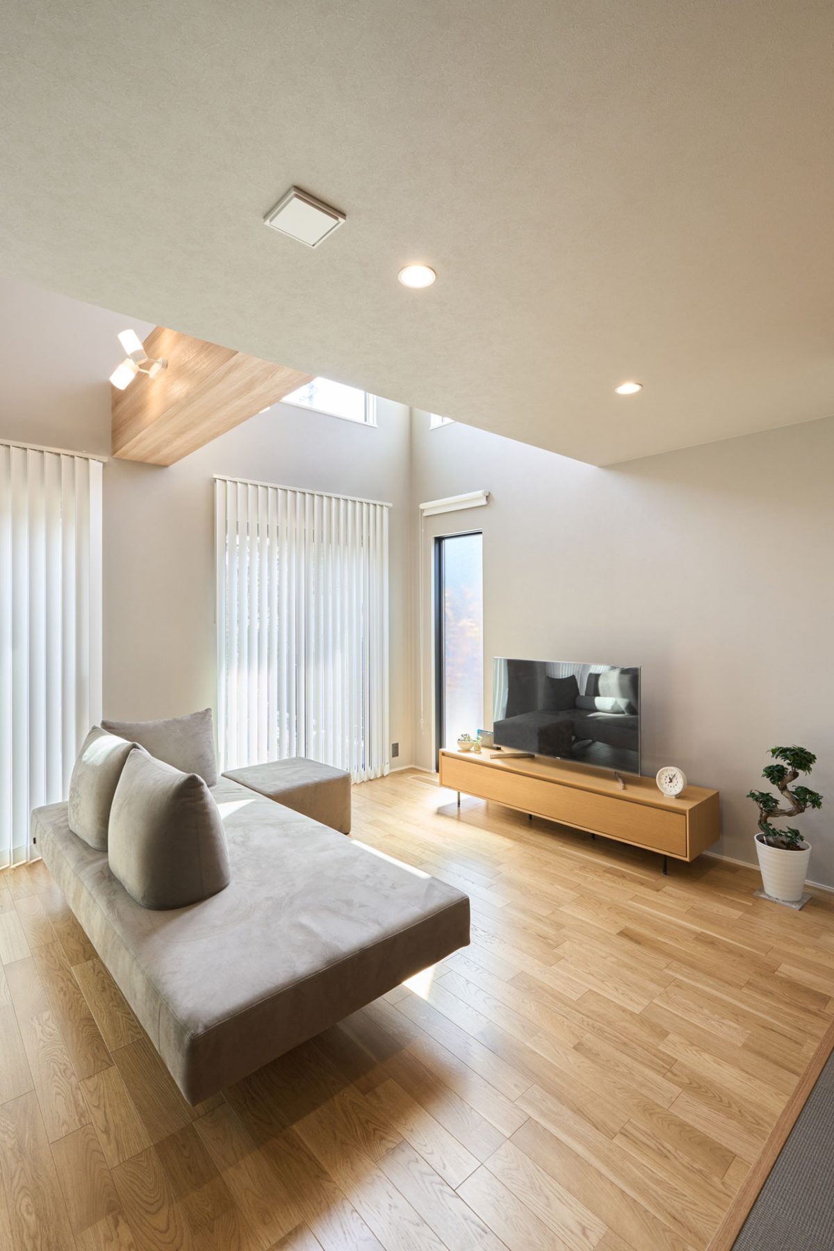 トヨタホーム愛知　大きく設けた吹き抜けが、光あふれる開放感をもたらすリビング。