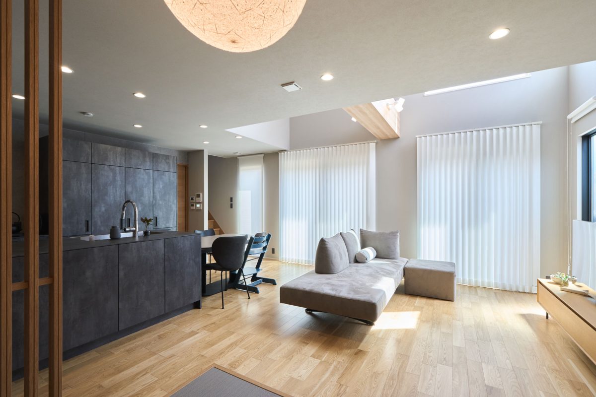 トヨタホーム愛知　大きく設けた吹き抜けが、光あふれる開放感をもたらすリビング。