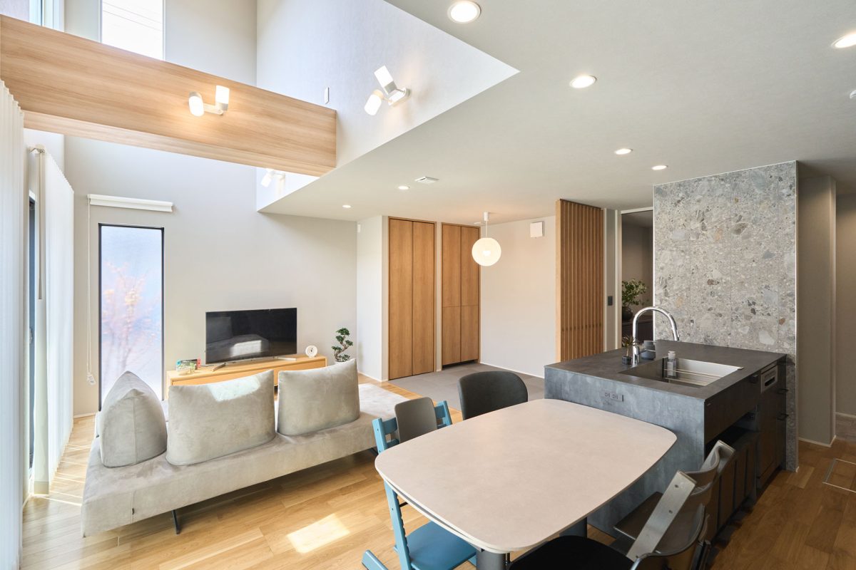 トヨタホーム愛知　大きく設けた吹き抜けが、光あふれる開放感をもたらすリビング。