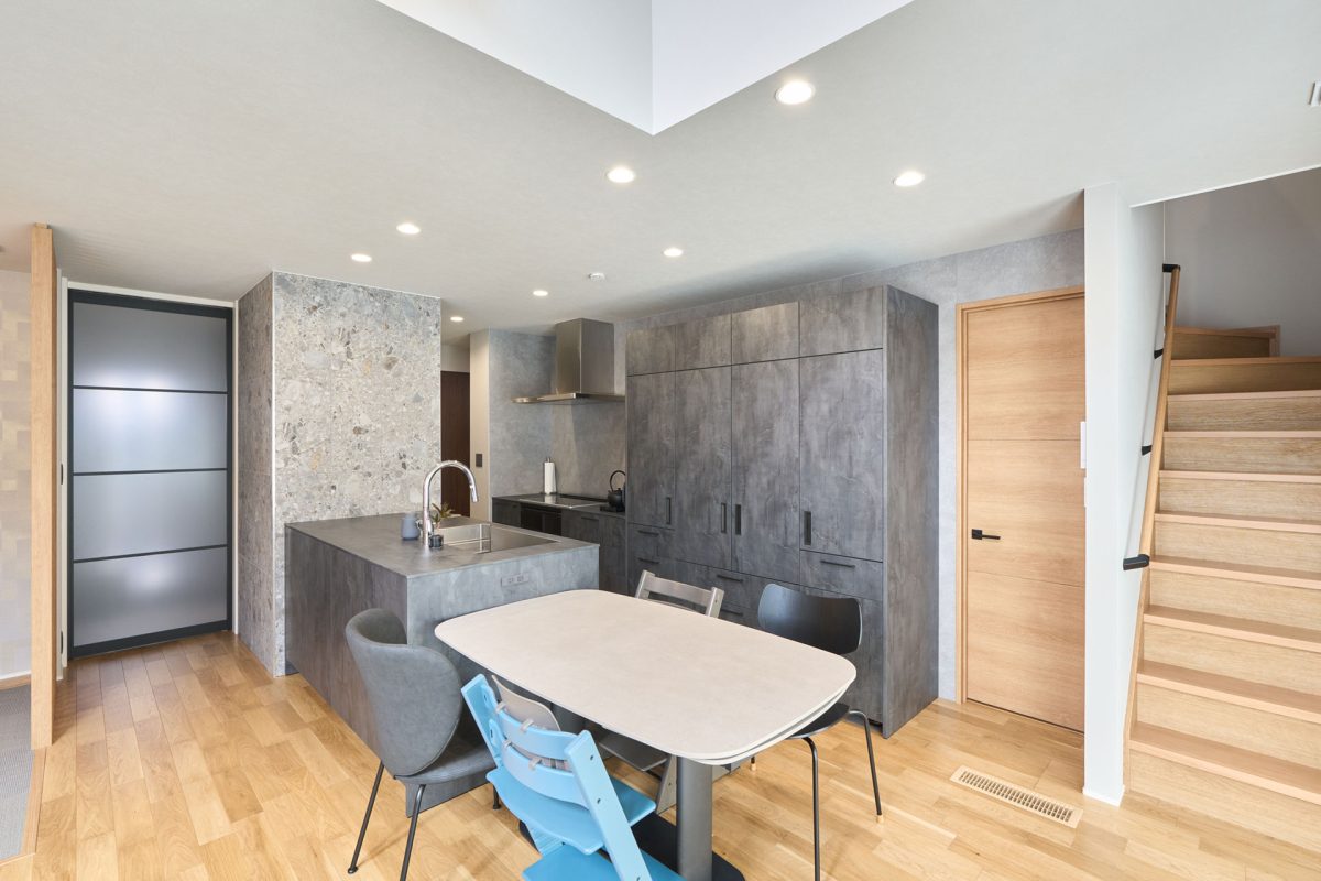 トヨタホーム愛知　家電を隠す設計と、無駄のない動線で美しく整うダイニングキッチン