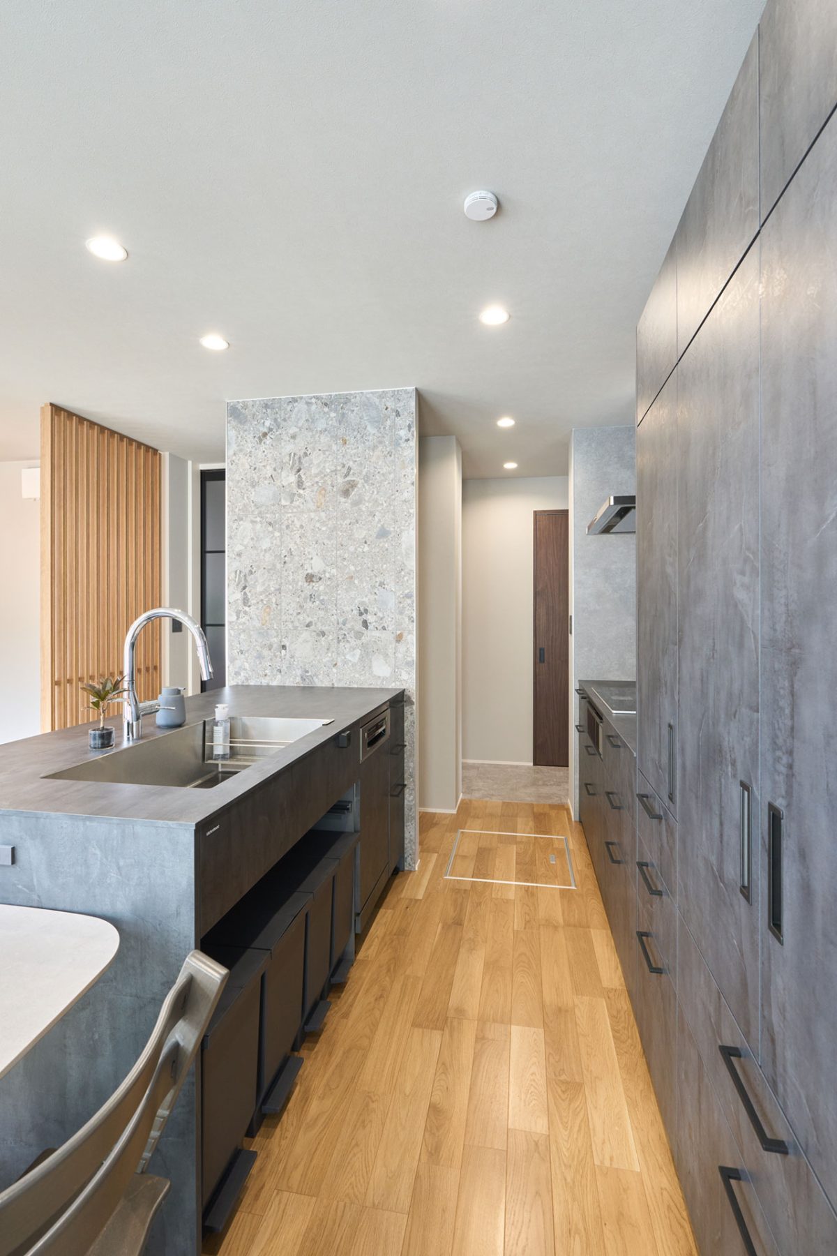 トヨタホーム愛知　家電を隠す設計と、無駄のない動線で美しく整うダイニングキッチン