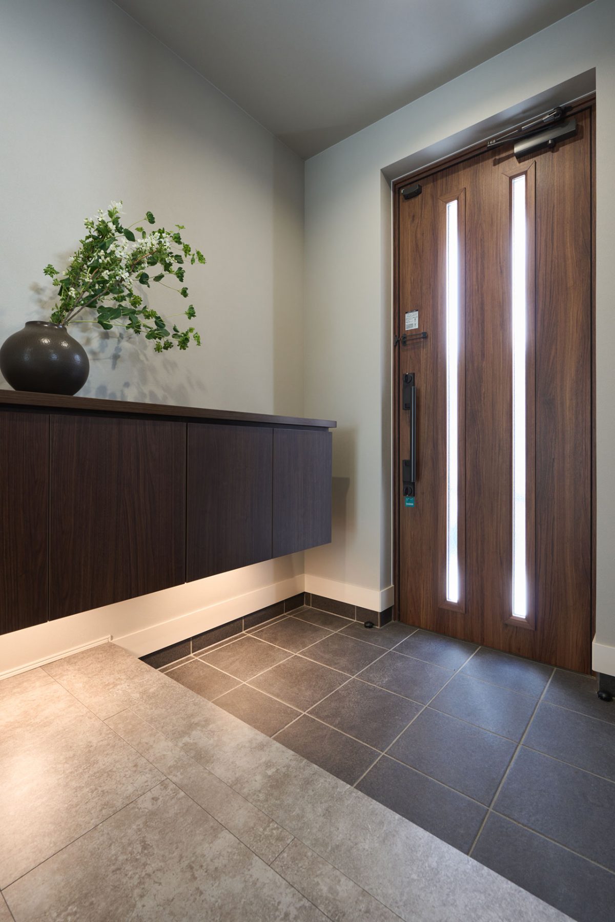 トヨタホーム愛知　間接照明がやわらかく照らす、フロート収納のある玄関